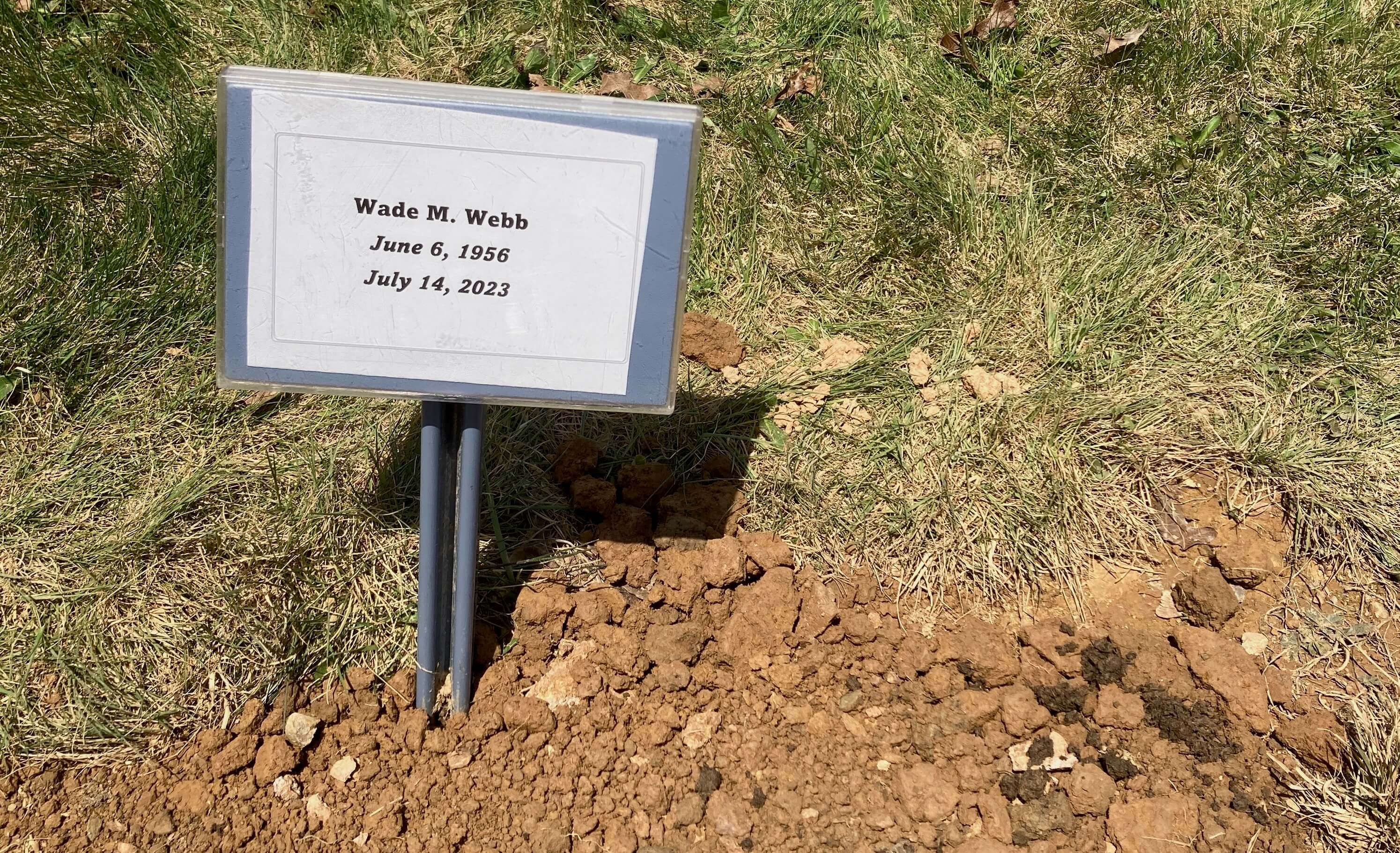The marker at Wade's grave